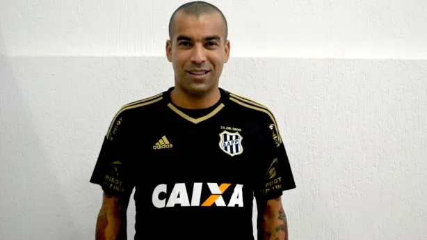 Emerson Sheik veste camisa da Ponte Preta e diz que 'bicho vai pegar'