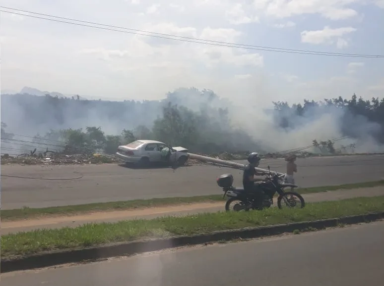 Poste é atingido por carro e fios de energia pegam fogo na Serra