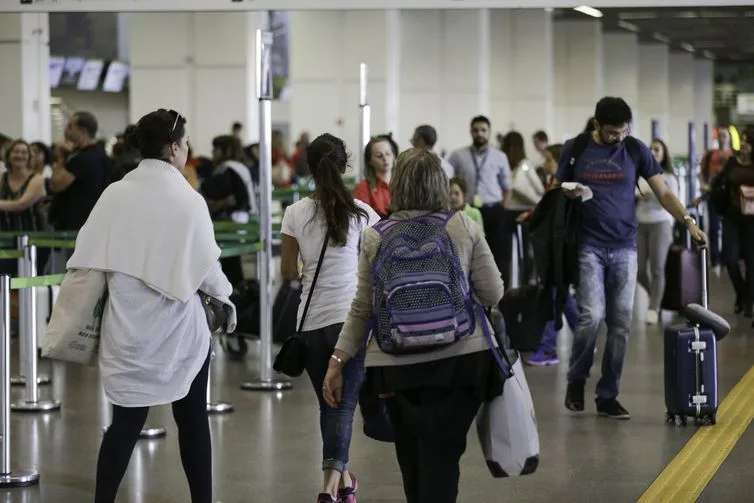 Movimento de passageiros no Aeroporto Internacional Juscelino Kubitschek.