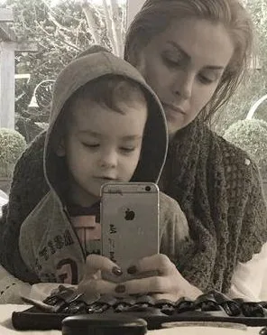 De cara lavada e com o filho no colo, Ana Hickmann encanta seguidores