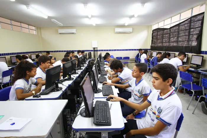 19/04/2017 – Credito: Paulo Paiva/ DP – Local – Educa PE – O professor David Remigio, instalou um sistema de Tecnologia para as provas na Escola Tecnica Estadual Miguel Batista, as provas agora sao feitas virtualmente, e nao mais em papel.