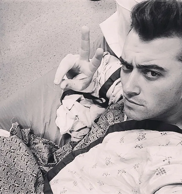 Prestes a fazer cirurgia, Sam Smith posta selfie no hospital