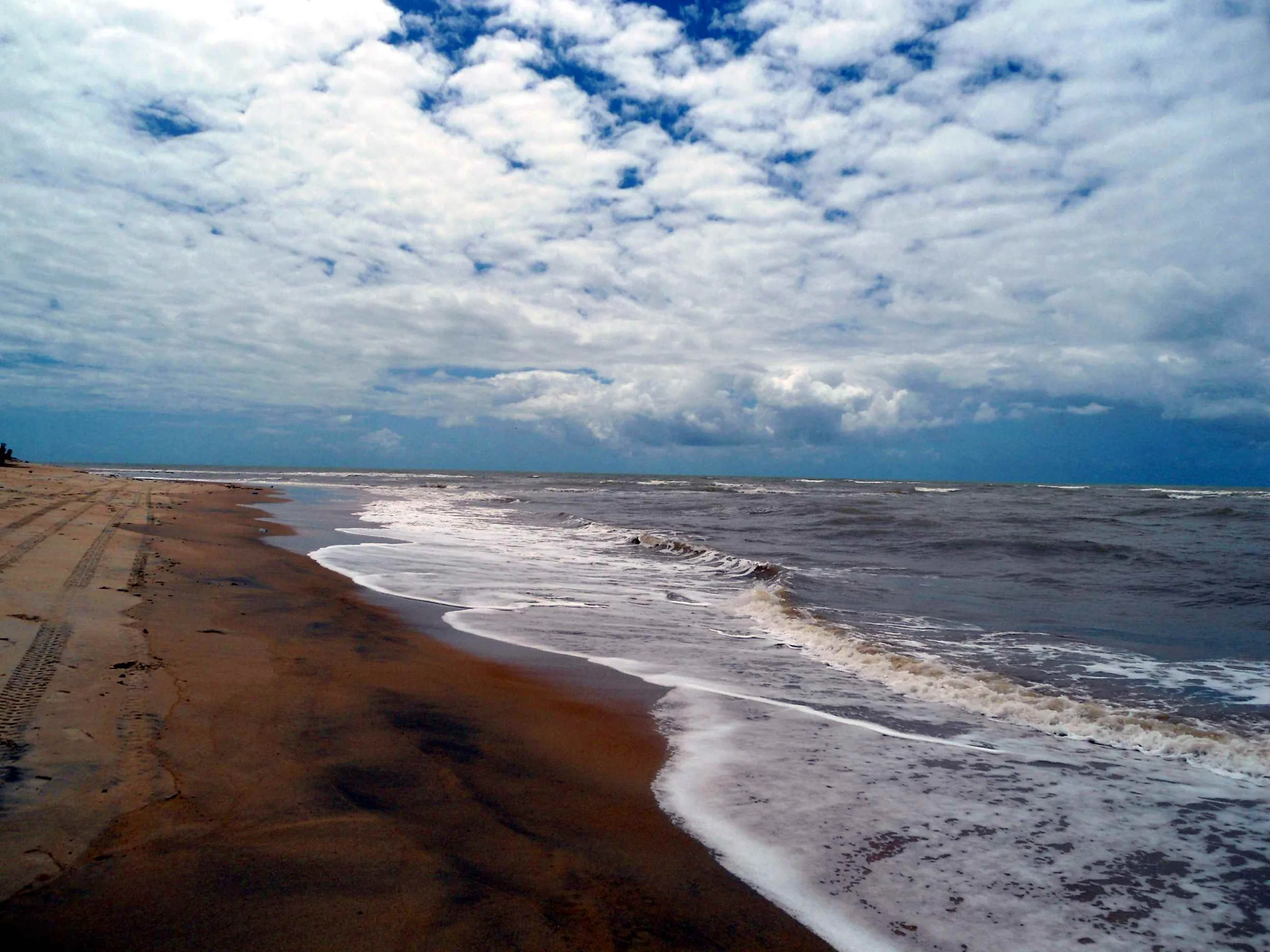 Jovem cai na água e desaparece em praia de Marataízes