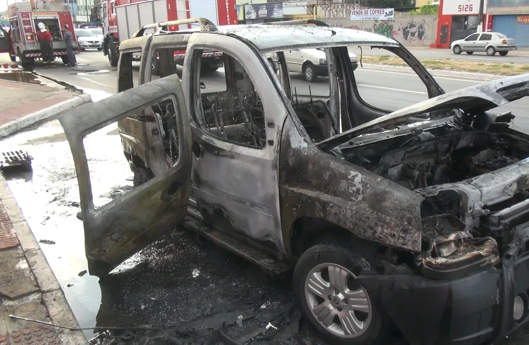 Susto em Vila Velha: carro de PM pega fogo na rodovia Carlos Lindenberg