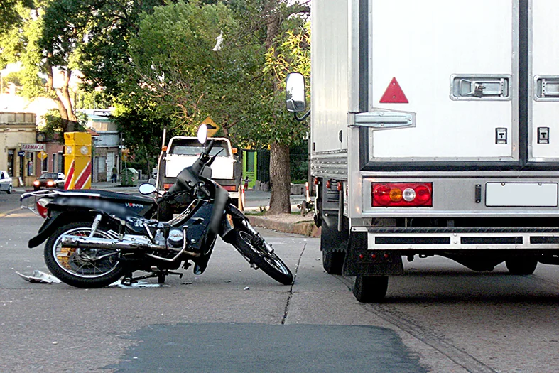 Motociclista será indenizado após acidente causado por pedras soltas em Barra de São Francisco