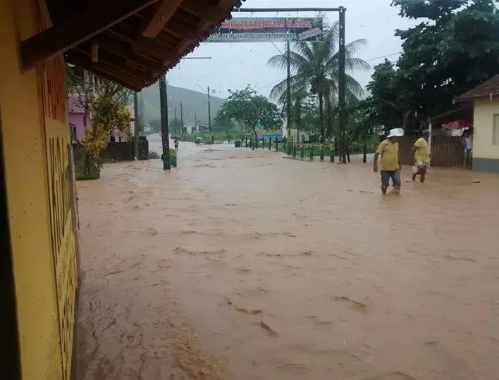 Chuva causa alagamentos em distrito de Águia Branca, interior do ES