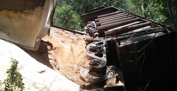 Trem carregado de calcário descarrila em Marechal Floriano