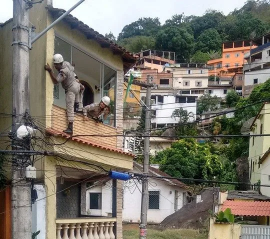 Gato preso em fiação mobiliza moradores e Corpo de Bombeiros em Vitória