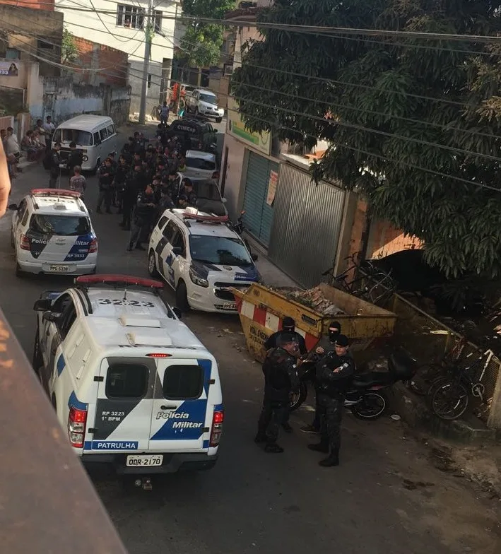 Operação no Complexo da Penha tem homens detidos e baleado após troca de tiros com a polícia