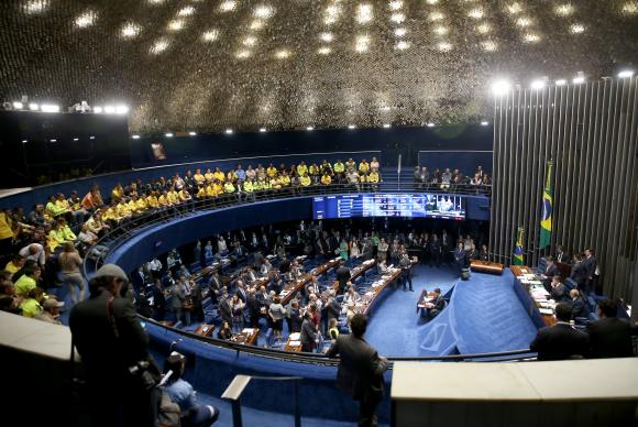 Valor do fundo eleitoral provoca divergência; proposta segue para Câmara