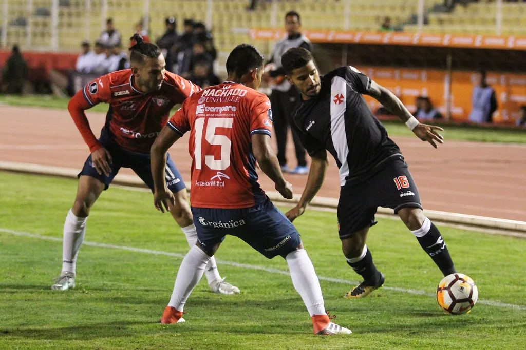 Vasco é goleado, mas Martín Silva brilha nos pênaltis e garante classificação