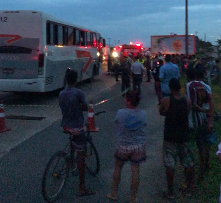 Passageiro morre e três são baleados após PM de folga reagir a assalto em ônibus em Guarapari