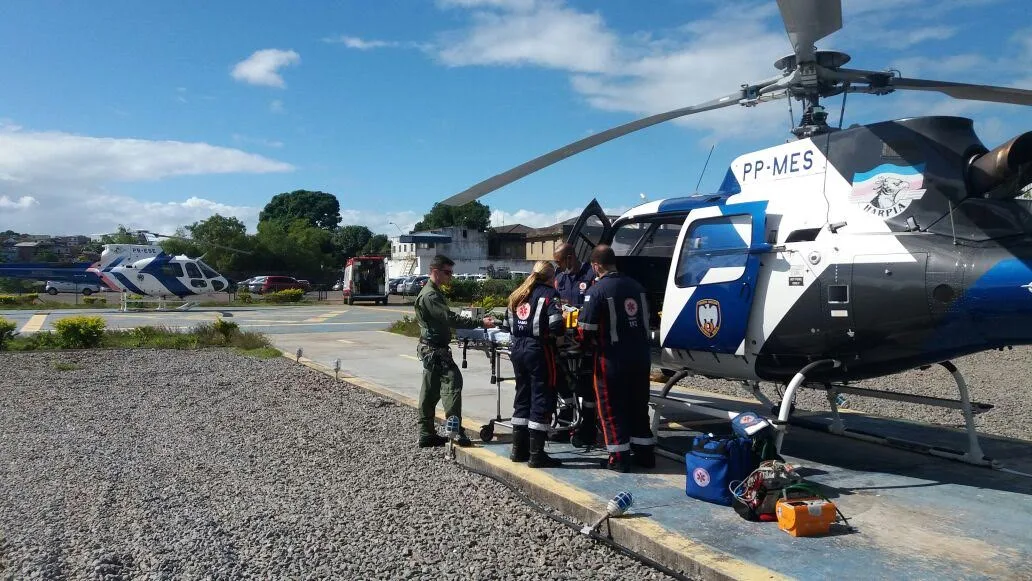 Criança tem resgate aeromédico após cair de barranco e sofrer traumatismo craniano