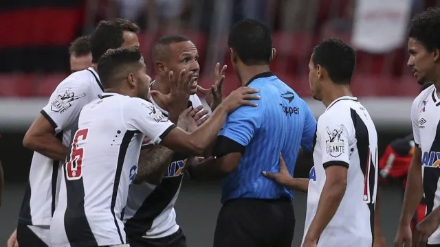 Luis Fabiano será julgado na segunda por 'barrigada' em árbitro