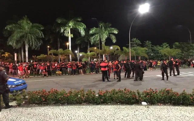 Torcedores do Flamengo promovem confusão em frente a hotel do Independiente