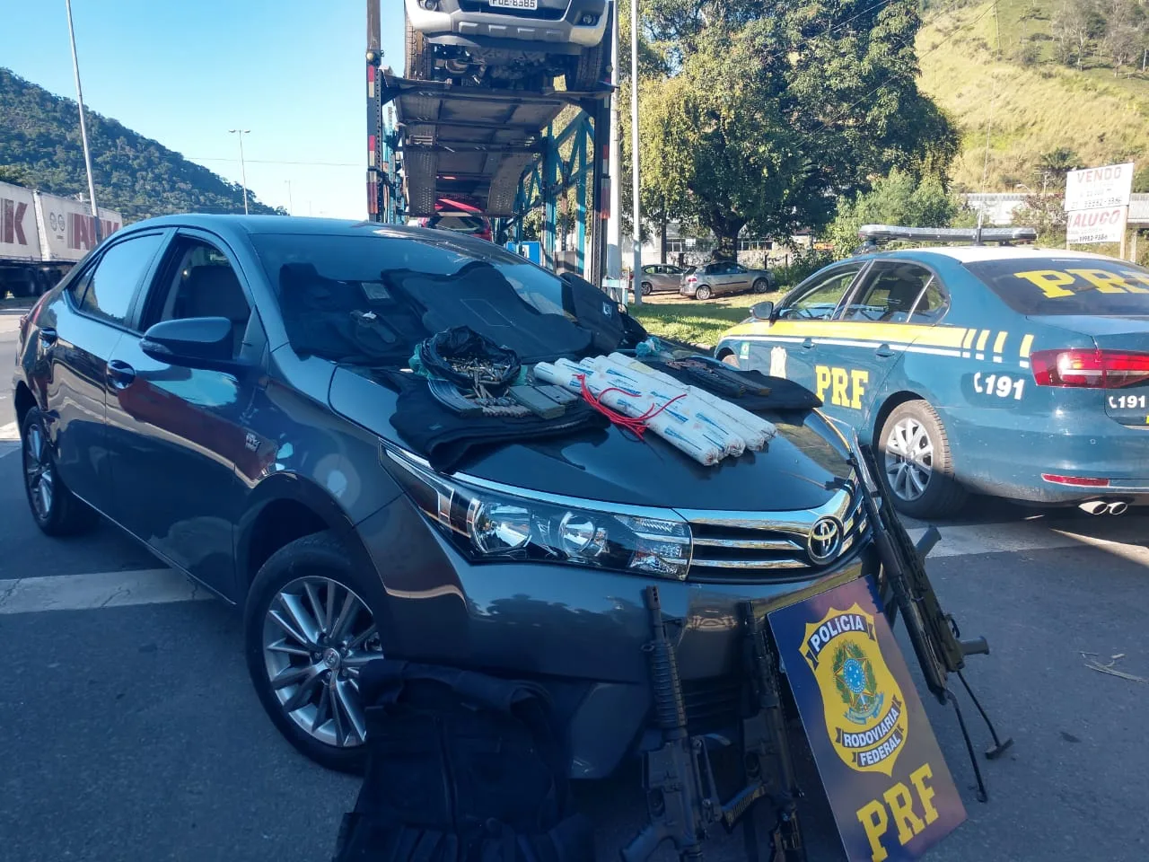 Fuzis e dinamites são apreendidos em caminhão cegonha que vinha de SP para o ES em Viana