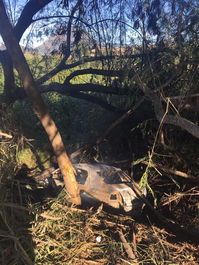 Carro invade área de vegetação e pega fogo após bater em caminhão na Rodovia do Contorno