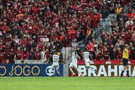 Corinthians goleia Atlético-PR e segue folgado na liderança do Brasileirão