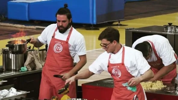 Após se atrapalhar com cannoli, André Rochadel é o primeiro eliminado do MasterChef Profissionais