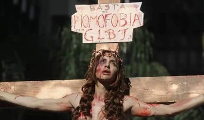 TJ nega indenização a transexual 'crucificada' na Parada Gay de São Paulo