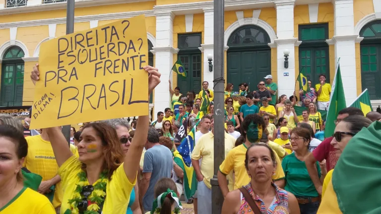 Ato leva 2,5 mil cachoeirenses às ruas para protestar contra o governo Dilma