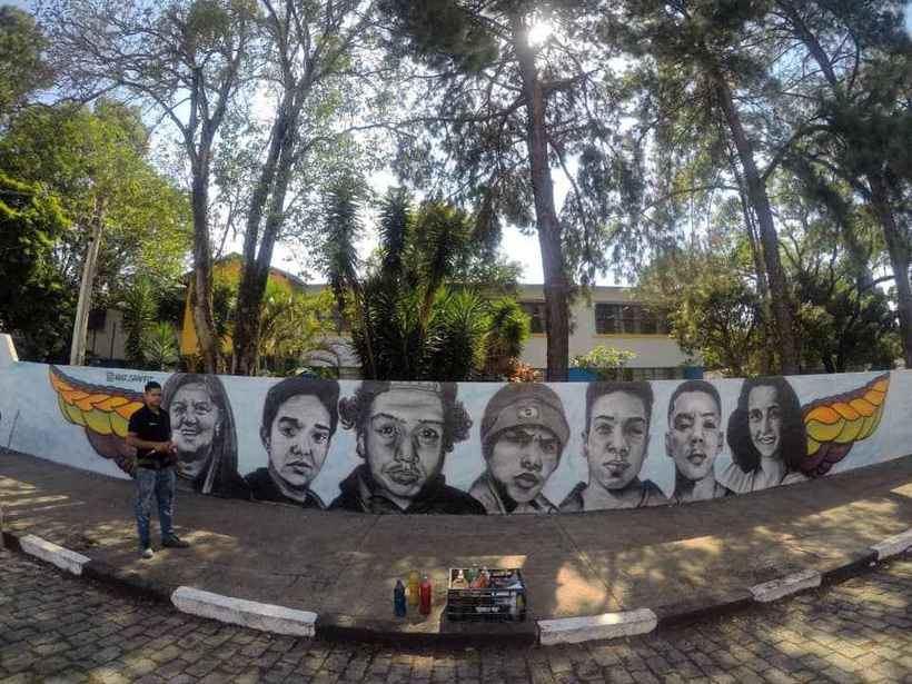 Grafiteiro homenageia vítimas em muro da escola Raul Brasil, em Suzano