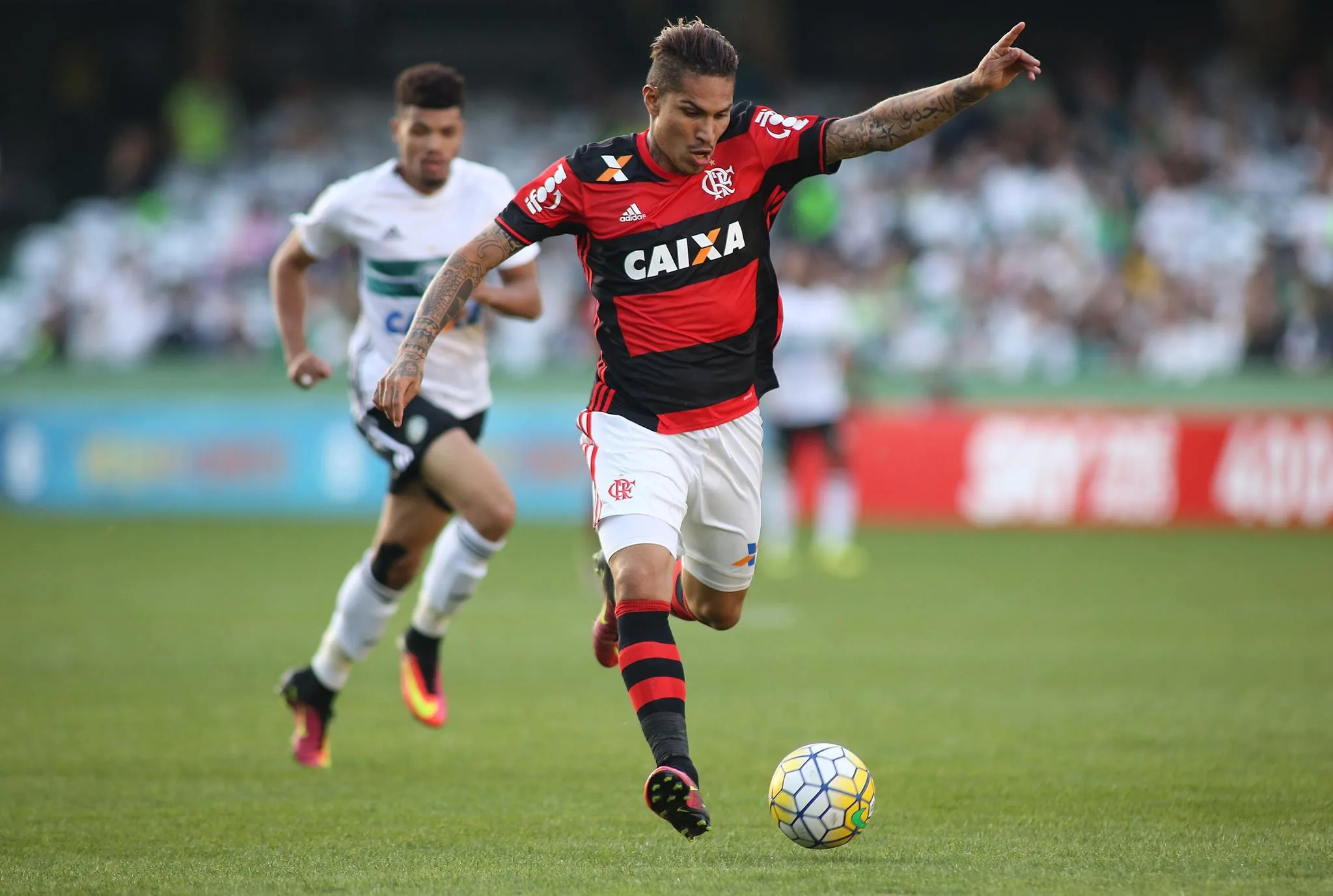 Guerrero e Cirino marcam, Flamengo vence o Coritiba e cola no G4 do Brasileirão