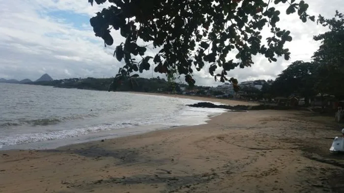 Praia de areia preta em Guarapari