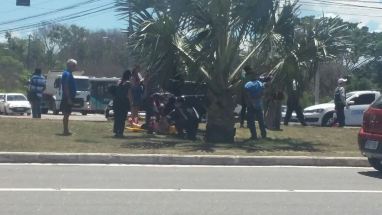 Acidente deixa trânsito lento na avenida Dante Michelini em Vitória