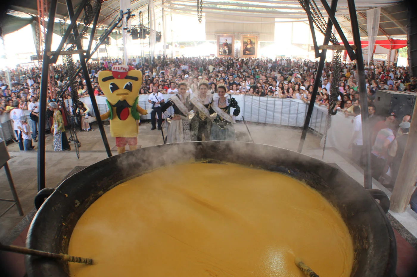 Polenta e queijo gigantes são atrações de festa em Venda Nova do Imigrante