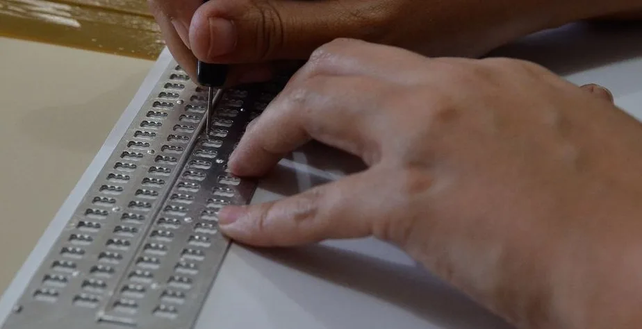 Certidões de deficientes visuais poderão ser escritas em braille