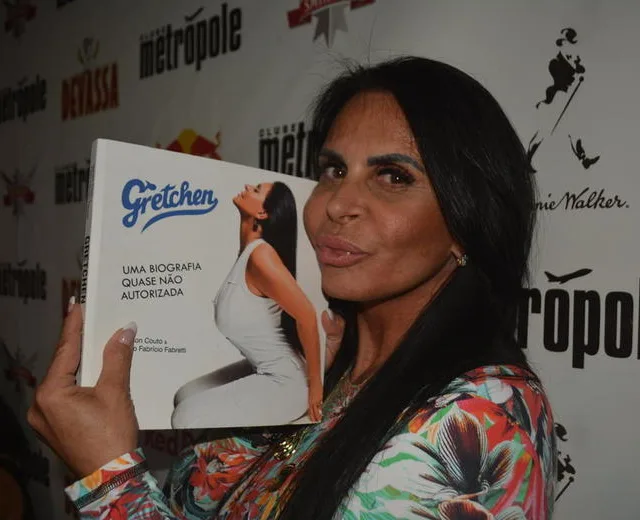 Gretchen lança biografia e prova que ainda é a Rainha do Bumbum