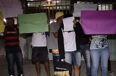 Alunos fazem protesto por volta de pedagoga demitida após ser flagrada mandando jogar merenda fora