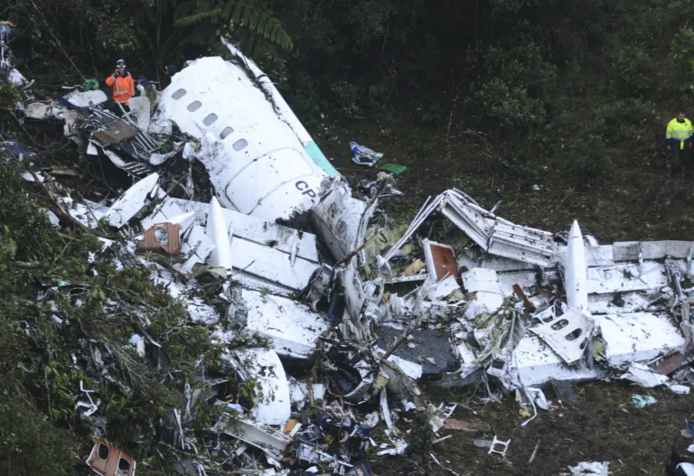 COL – COLÔMBIA/AVIÃO/CHAPECOENSE – ESPORTES – Equipes de resgate procuram por sobreviventes no local da queda do avião que transportava a equipe da Chapecoense, no município de La Unión, perto da cidade de Medelin, na Colômbia, nesta terça-feira, 29. A equipe viajava para disputar a primeira partida da final da Copa Sul-Americana contra o Atlético […]