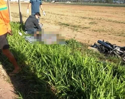 Jovem morre após perder o controle da moto e bater em estacas no interior do ES