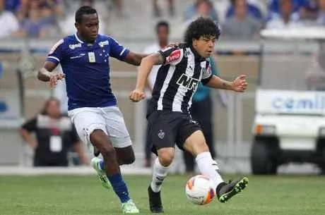 LANCEPRESS! – (Brazil Out) – Belo Horizonte – Minas Gerais – 08.03.2015 – Foto de Gil Leonardi/Lancepress! – CAMPEONATO MINEIRO SERIE A – Cruzeiro x Atletico MG, valido pela sexta rodada – Local: Estadio Mineirao – NF: Willians(L), Luan(R)