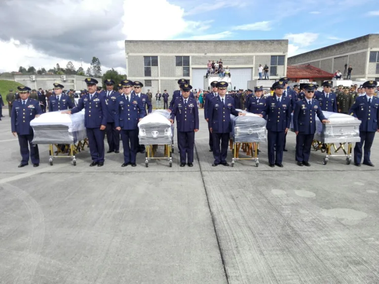 Foto Fuerza Aerea Colombianaminutos FuerzaAereaCol con honores militares despide a los integrantes del equipo #Chapecoense fallecidos en siniestro aéreo