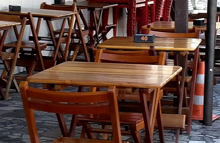 Procon-ES notifica cobrança de consumação mínima em bares e restaurantes