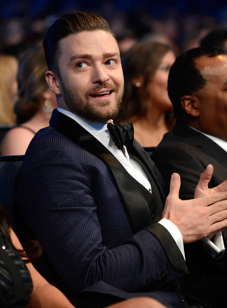 Justin Timberlake vira pai super protetor e não tira o filho, Silas, de vista