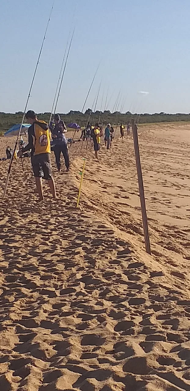 Surfista de Guarapari reclama de disputa por espaço com pescadores em Setibão