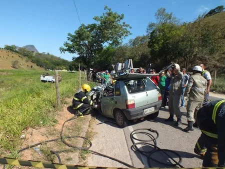 Acidente entre van escolar e carro deixa um morto e dois alunos feridos no Sul do ES