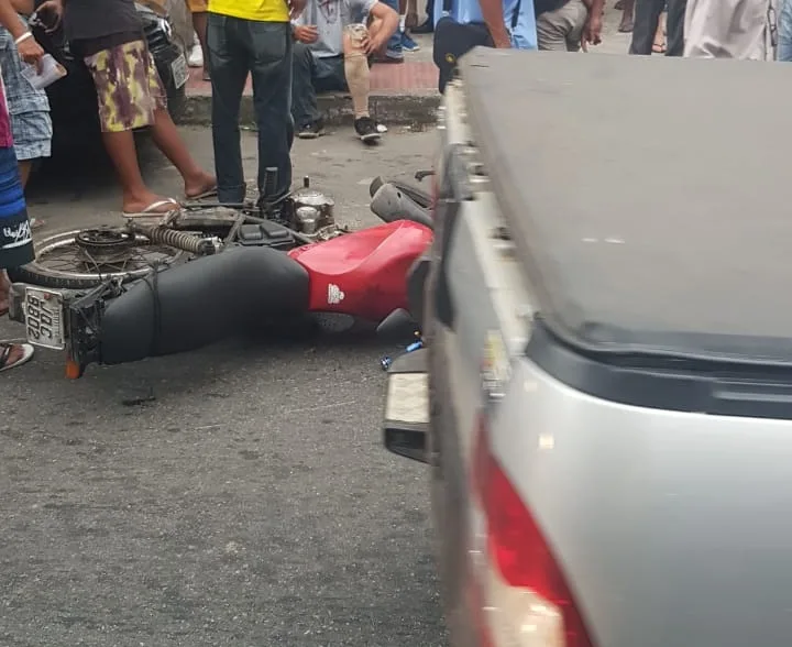 Vítima fica presa às ferragens após acidente entre motocicleta e carro em Vila Velha