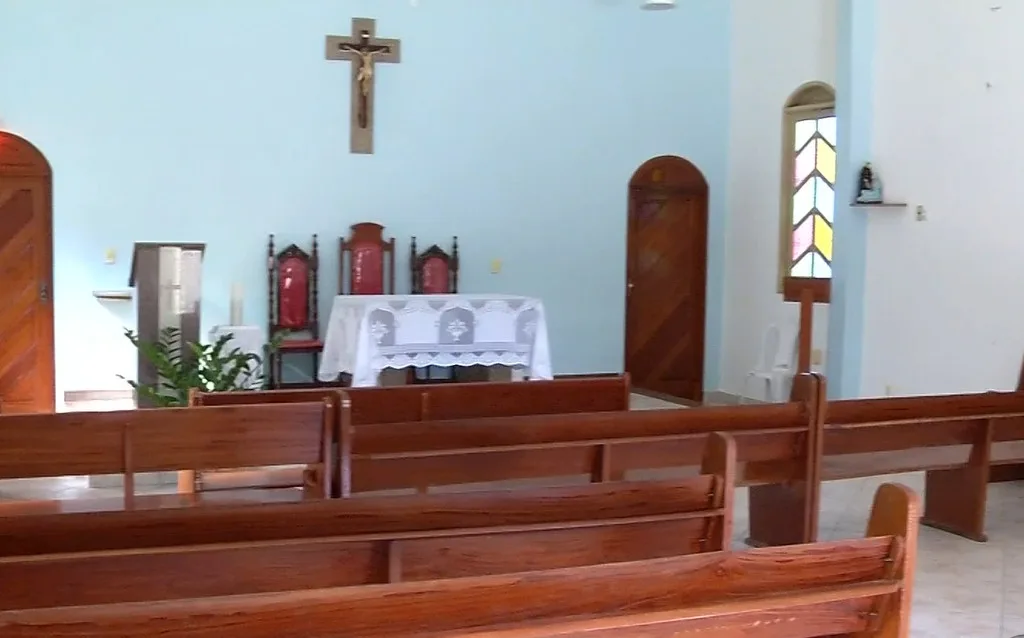 Ladrões arrombam igreja e levam até lâmpada em Cariacica