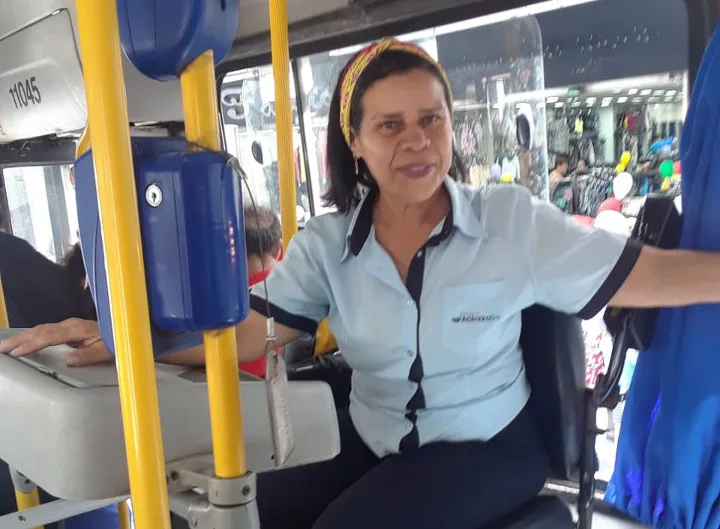 Há 27 anos trabalhando no Transcol, cobradora continua alegrando passageiros com elogios