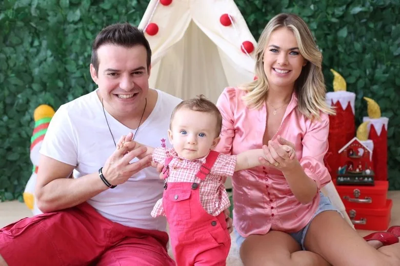 Que fofos! Thaís Pacholek e Bruno Belutti estrelam ensaio de Natal com o filho