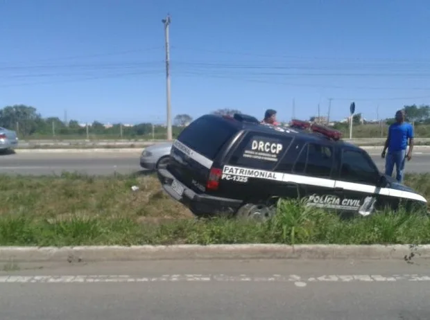 Viatura da Polícia Civil cai em canteiro central da rodovia Darly Santos