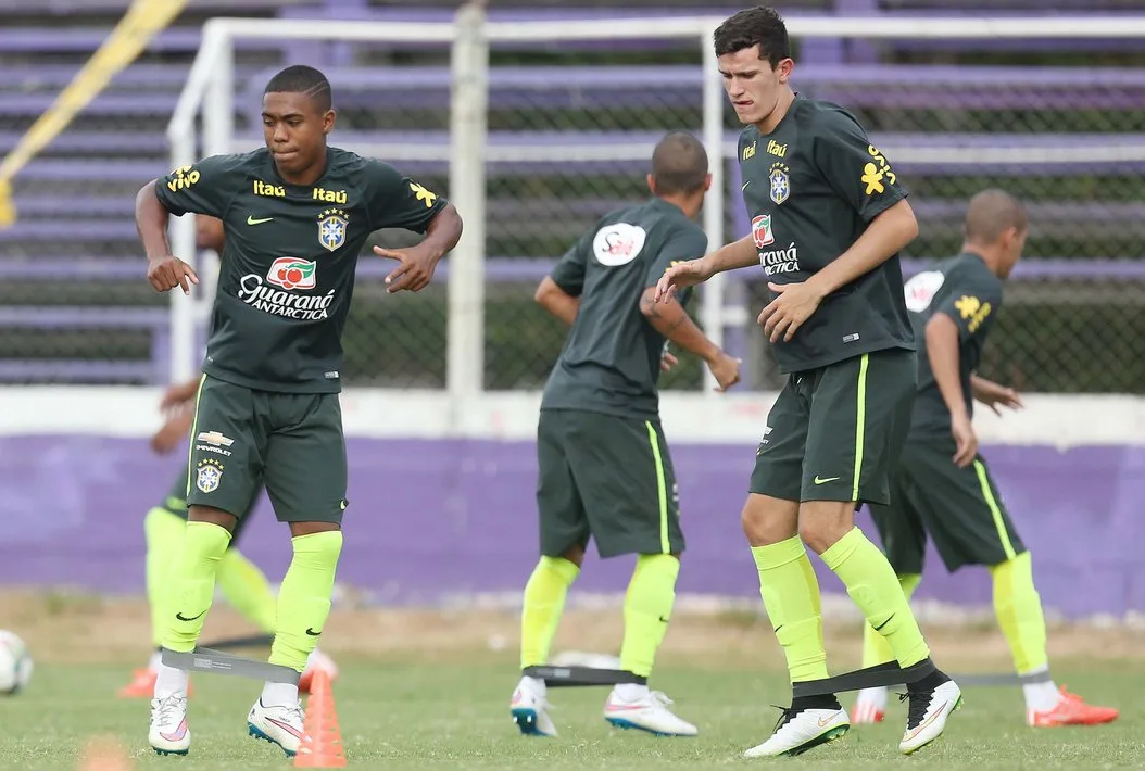 Jogadores da Seleção Brasileira chegam ao Estado para amistoso contra o Paraguai