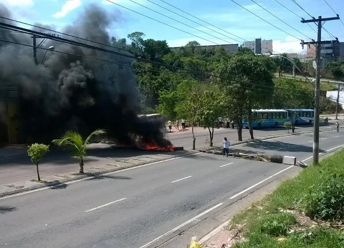 Protesto de moradores bloqueia a avenida Norte Sul, na Serra