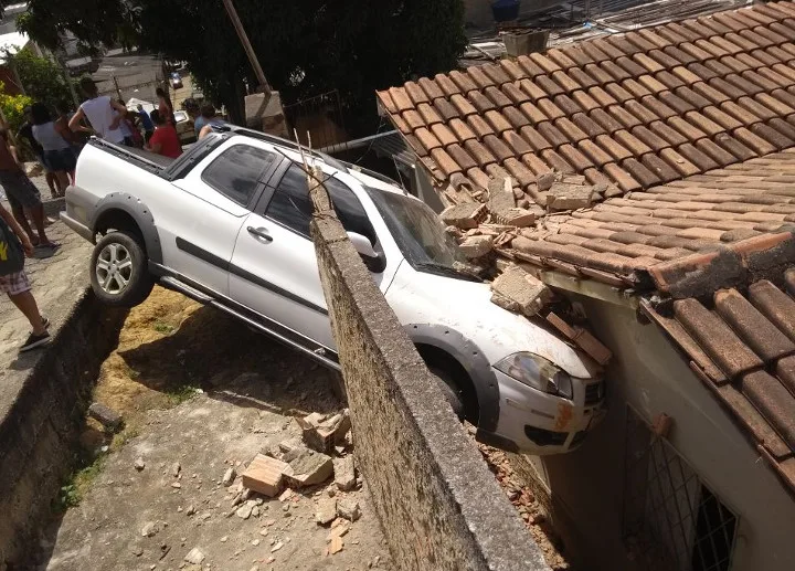 Motorista confunde pedais, perde controle da direção do carro e bate em muro de casa em Colatina