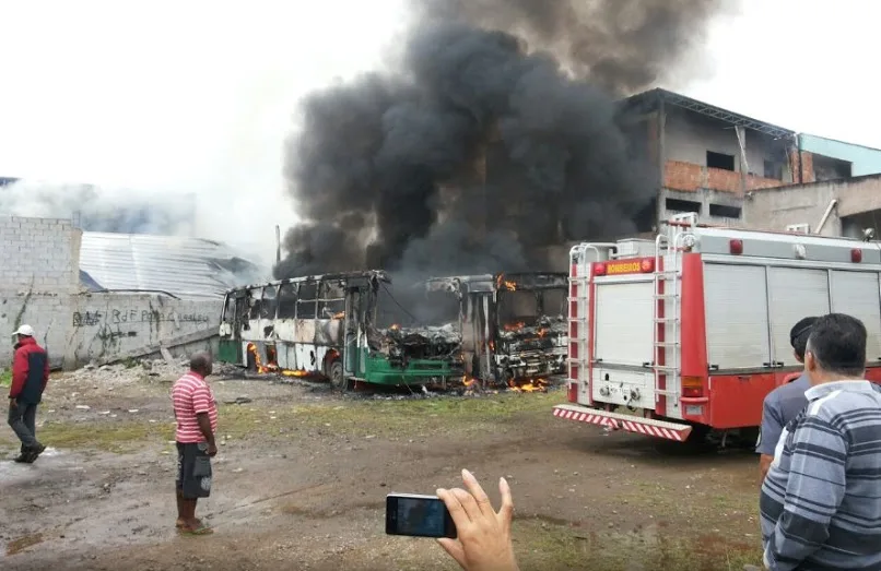 Incêndio de grandes proporções atinge fábrica de sofás e destrói dois ônibus em Cariacica